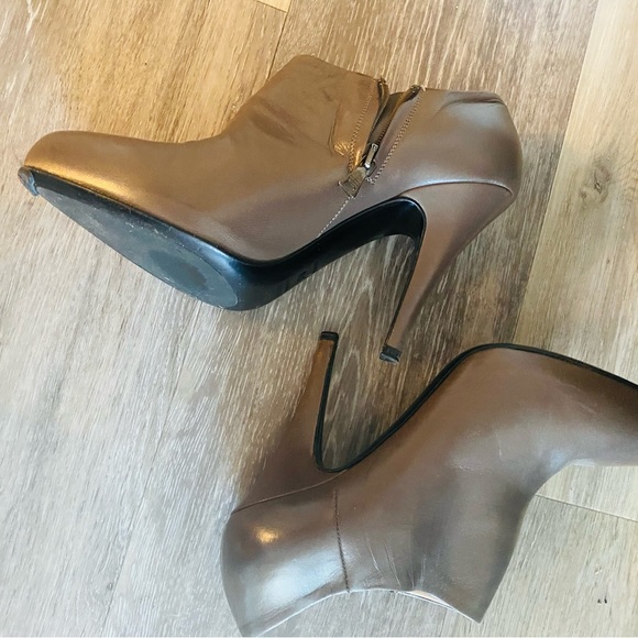 Prada ankle boot excellent condition. Taupe only worn once . Like new !! - Picture 5 of 5